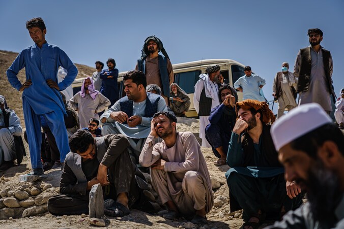 Familieleden rouwen tijdens de begrafenis van een Afghaanse man, Abdul Raouf, die omkwam bij de aanslagen op de luchthaven van Kaboel. Raouf had net een Amerikaans visum verworden en wilde het land verlaten met zijn vrouw en peuterdochters. Nieuwe aanslagen in Afghanistan zijn heel waarschijnlijk. 