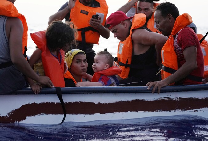 Illustratiebeeld. Migranten komen aan op het Italiaanse eiland Lampedusa. Het eenjarige kind uit het artikel staat niet op deze foto. (28/08/2021)
