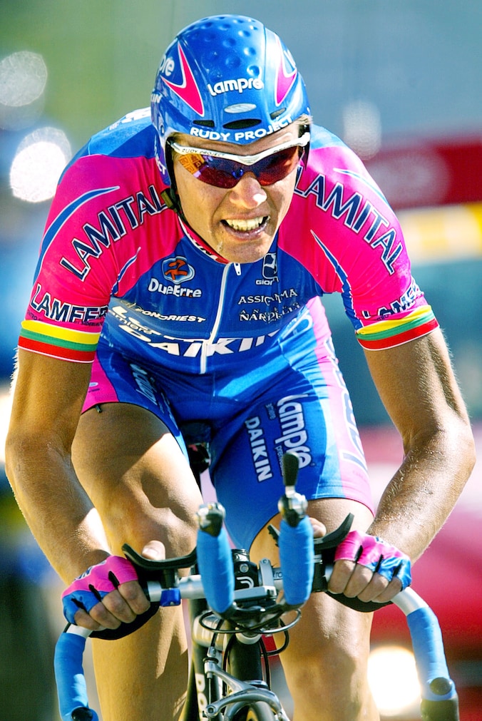 Vader Raimondas Rumsas, hier in actie tijdens de Tour van 2002, werd op zijn beurt in 2003 al betrapt op het gebruik van EPO. 