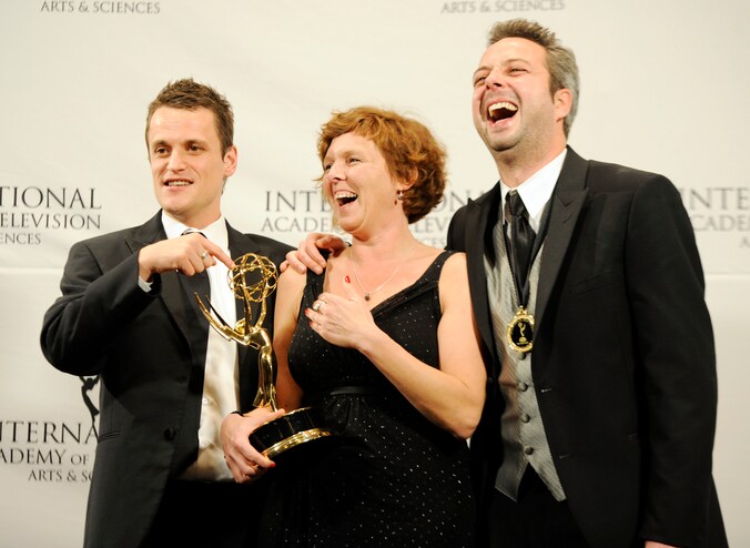 Tim Van Aelst (links), Katrien Van Nieuwenhove en Tom Baetens van productiehuis Shelter pronken met hun Emmy.