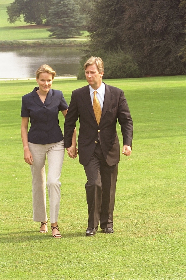 Verloofd: 13 september 1999, de dag waarop België en de rest van de wereld officieel kennismaakten met de 13 jaar jongere verloofde van kroonprins Filip, toen 39. Een groen blaadje op het groene gras van Laken.