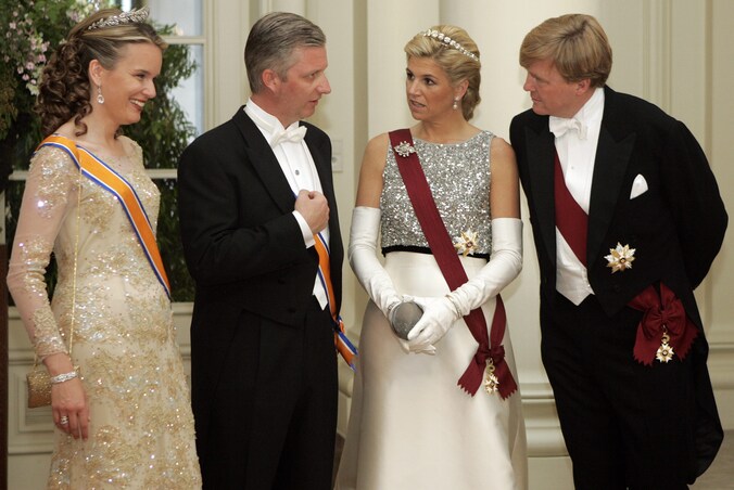 De twee koninklijke paren op een gala voor voormalig Nederlands koningin Beatrix