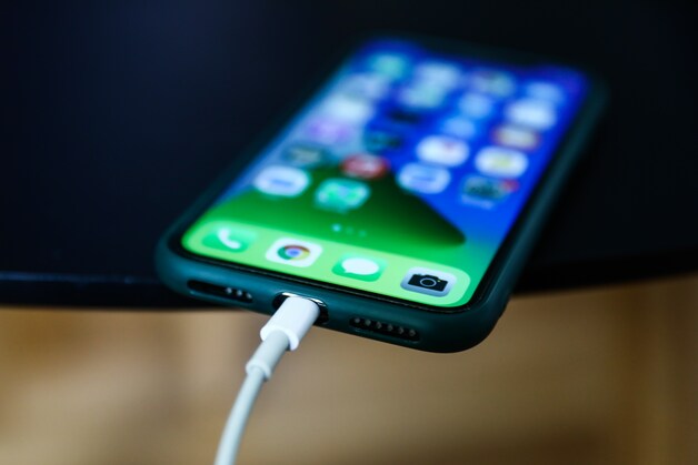 Met name Apple bleef dwarsliggen, omdat het vasthield aan zijn Lightning-technologie.
