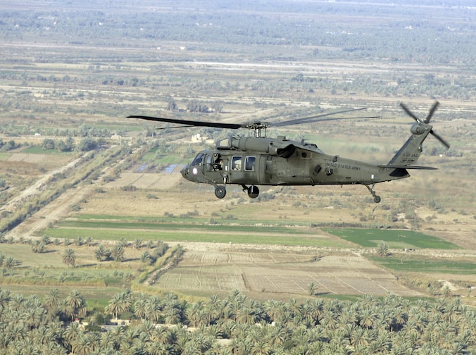 Een Amerikaanse helikopter van het type Black Hawk vliegt over Bagdad, Irak.