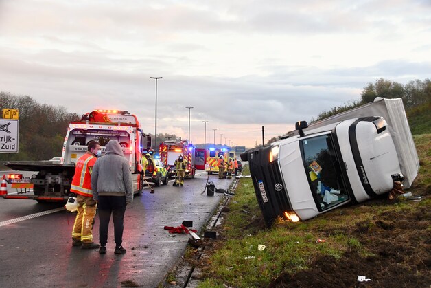 Automobiliste ernstig gewond na klap tegen vrachtwagen en groot ...