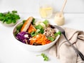 Genoeg van al die pokébowls? Probeer eens deze kleurrijke bowl met kabeljauwburger
