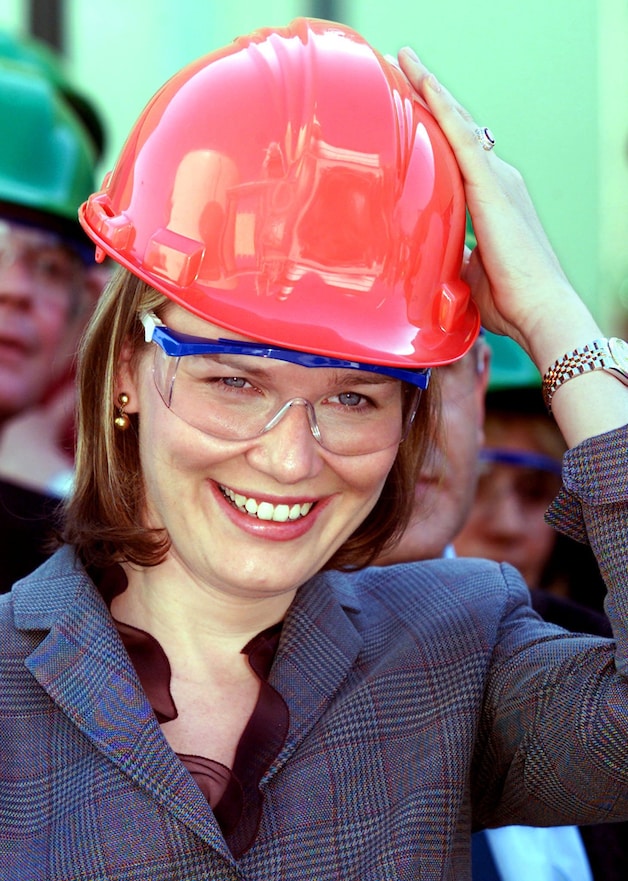 Vraag: waarmee staat Mathilde niét? Antwoord: dat moeten we u schuldig blijven. Zelfs in deze outfit met veiligheidshelm en -bril, tijdens een economische missie naar Chili in 2002, weet ze te stralen.