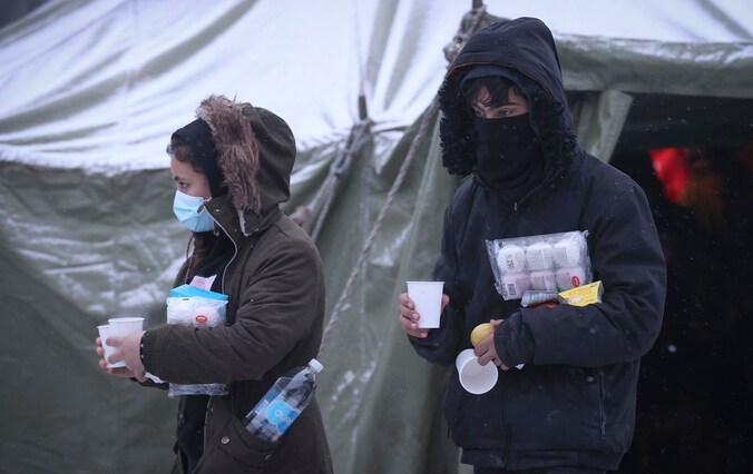 Migranten aan de Pools-Wit-Russiche grens.