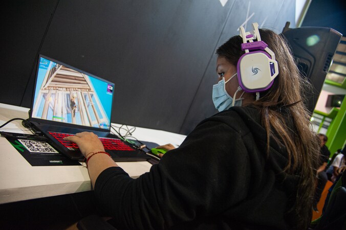 Een gamer speelt 'Fortnite'.