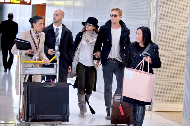 Eva Mendes met Ryan Gosling op de luchthaven van Parijs.