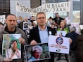 Eric Jonckheere (rechts) kwam samen met nabestaanden van andere asbestslachtoffers demonstreren voor de rechtbank.