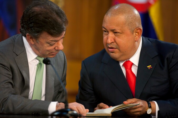 Juan Manuel Santos op bezoek bij Hugo Chávez.