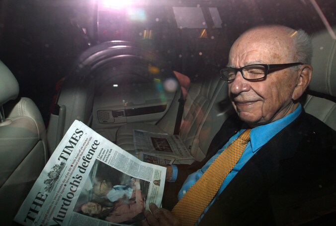 Rupert Murdoch met een exemplaar van The Times.