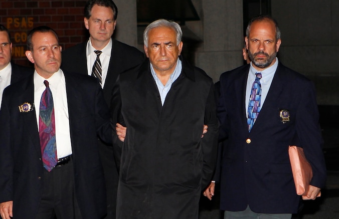 15 mei 2011: New Yorkse speurders brengen de gearresteerde DSK binnen voor ondervraging.