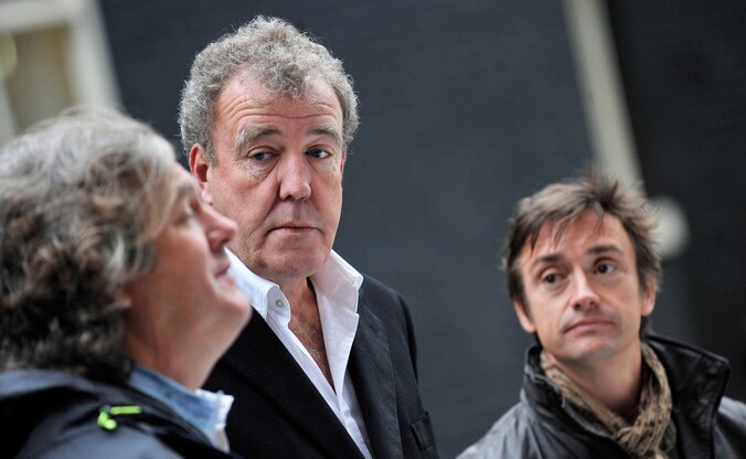 Top Gear-presentator Jeremy Clarkson (m.) met kompanen James May (l.) en Richard Hammond (r.).
