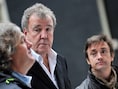 Top Gear-presentator Jeremy Clarkson (m.) met kompanen James May (l.) en Richard Hammond (r.).