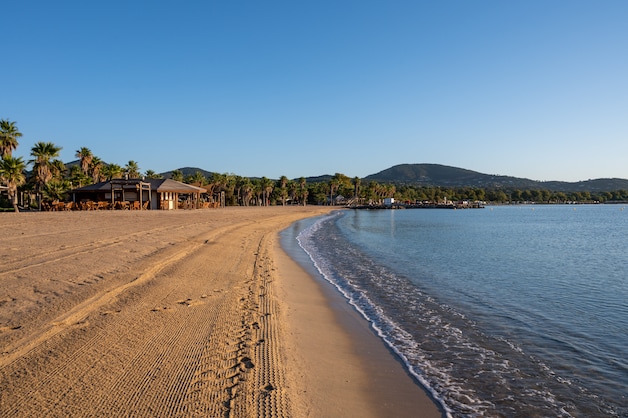 Het strand en de zee bij Port-Grimaud in het Franse departement Var. Archiefbeeld.