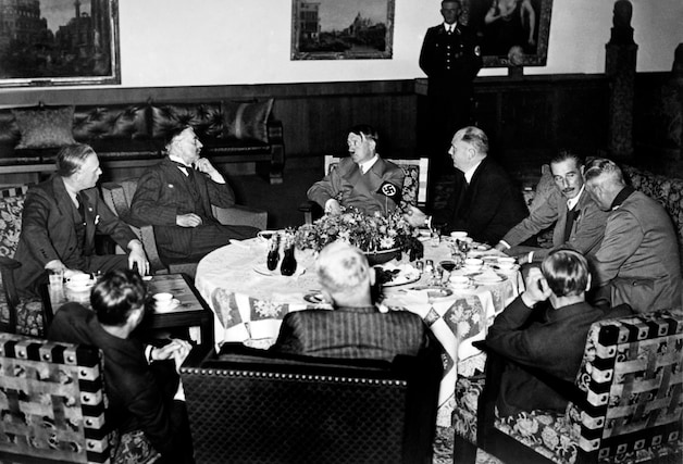 Hitler was bang in de 123 meter hoge bronzen lift, Eva Braun danste in ...