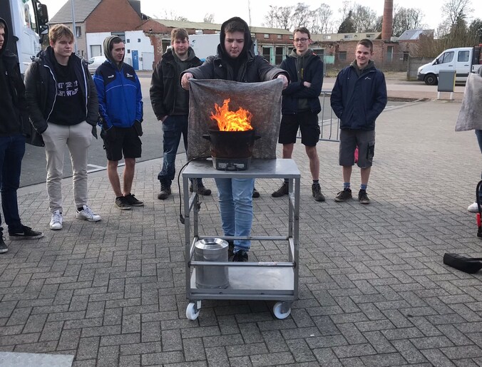 Een archiefbeeld van een cursus brandpreventie op een andere plek in Vlaanderen.