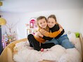 Snel vriendjes worden: deze meisjes kunnen het. De 7-jarige Lily (links) deelt maar al te graag een knuffel en haar speelgoed met de 9-jarige Arina, haar nieuwe speelkameraadje.