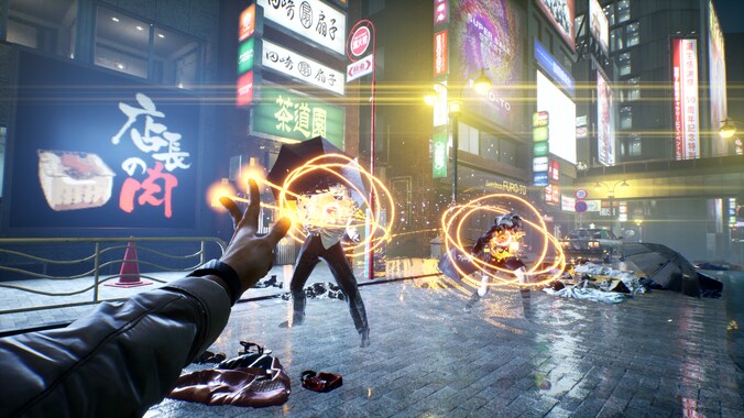 Eerst verzwakken, daarna de spirituele kern uit hun lijf rukken: zo versla je de 'visitors' in videogame 'Ghostwire: Tokyo'.