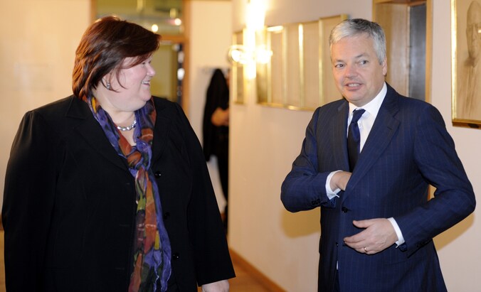 Minister van Buitenlandse Zaken Reynders vraagt de Europese Commissie om de Zwitserse quota te evalueren.