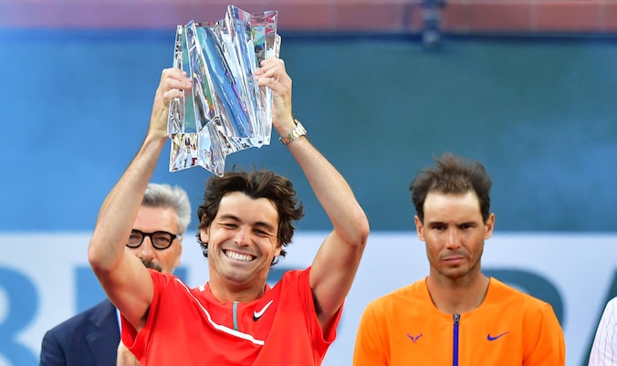 Taylor Fritz houdt zijn beker omhoog terwijl Rafael Nadal (echts) ietwat beteuterd toekijkt: de 35-jarige Spanjaard leed op het masterstoernooi van Indian Wells zijn eerste nederlaag van 2022.
