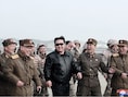 De Noord-Koreaanse leider Kim Jong-un in het gezelschap van militairen voor de lancering van een ballistische raket.