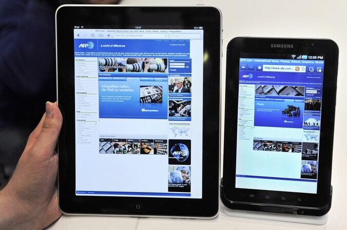 Links de iPad van Apple, rechts een Galaxy Tab van Samsung.