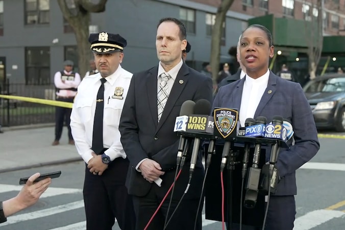 Politiecommissaris Keechant Sewel staat de pers te woord na de schietpartij in The Bronx waarbij een 16-jarig meisje om het leven kwam door een verdwaalde kogel.