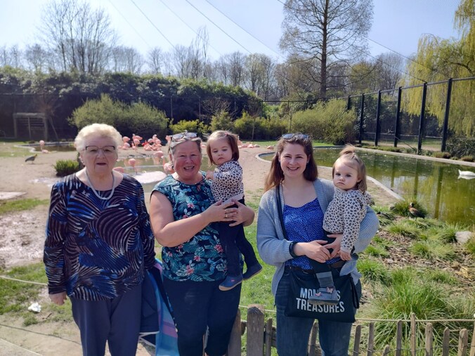 Oma Maria, omi Tinne, mama Jolien en de tweeling Anouk en Amelie.