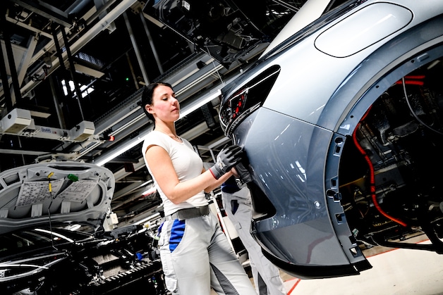 Een werkneemster in een fabriek van Volkswagen in het Duitse  Zwickau. (26/04/22)