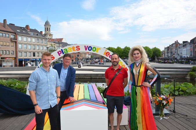 Stad huldigt regenboogbank aan Durme in | Regio | HLN.be