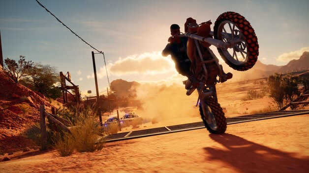Flikken achter je aan, en toch nog de show stelen met een 'wheelie'.