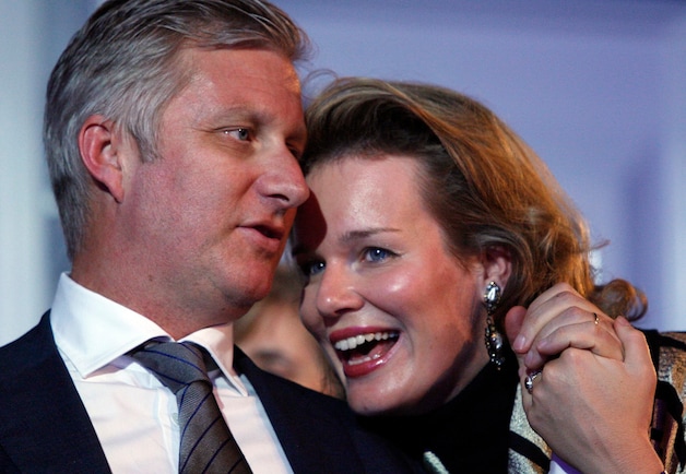 Innig momentje: een frivole Mathilde met pretlichtjes in de ogen neemt de hand van haar echtgenoot vast tijdens een concert op Koningsdag 2008. 