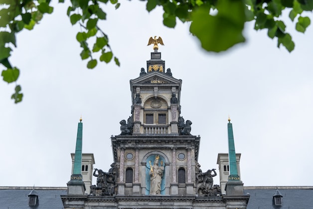 Het stadhuis straalt weer als nooit tevoren, maar wist je dit al over ...
