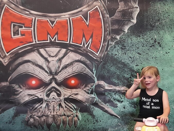 Lemmy Van Sweevelt met zijn t-shirt: 'Metal Son of a metal mom'