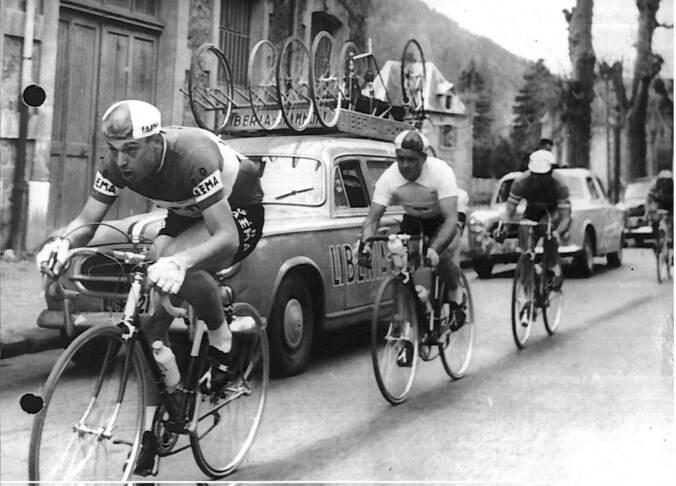 Rik Van Looy sleurt op kop voor Raymond Impanis (witte trui). Impanis is op dat moment leider in Parijs-Nice.