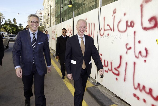 Kris Peeters in Tripoli met de Belgische ambassadeur in Libië.