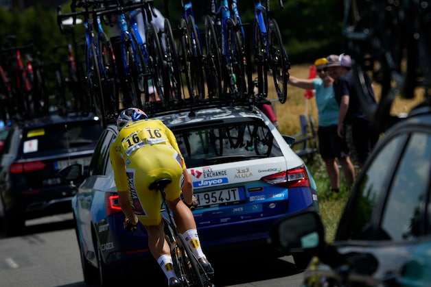 (W)outstanding! Gele Van Aert knalt iedereen uit het wiel en wint nu ...