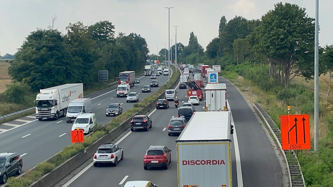 Ruim halfuur file op E40 richting Brussel door defect voertuig ...