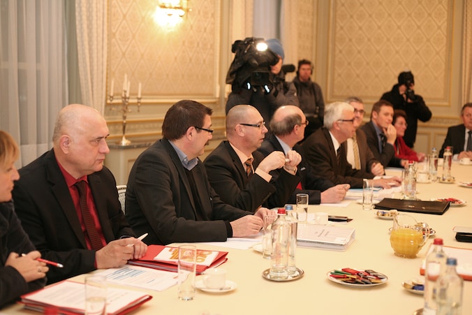De sociale partners aan tafel.