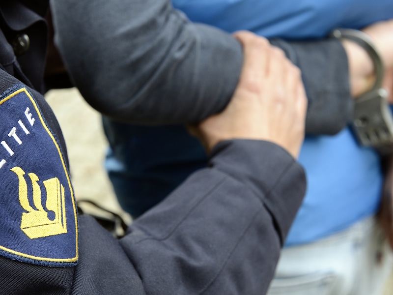 Nederlandse politie arresteert man (20) voor voorbereiden terroristische aanslag