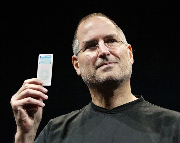 Steve Jobs met een iPod Nano in 2005.