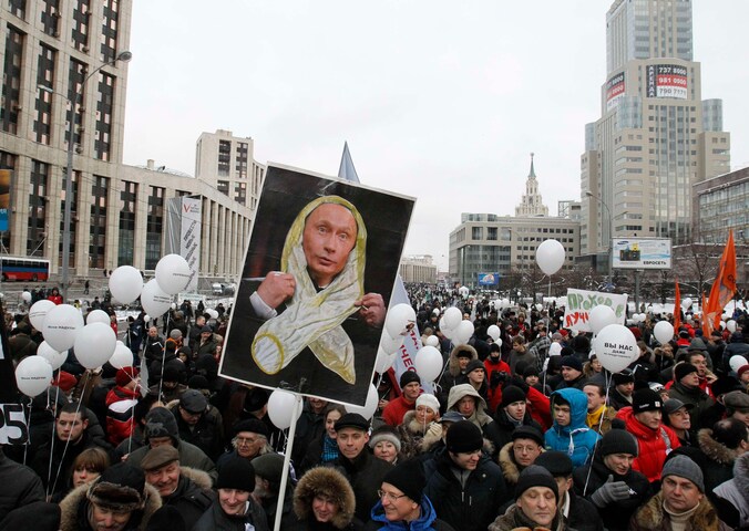 Een wit lint is al enkele weken het symbool van het Russisch protest. Poetin zei daarover dat hij dacht dat die linten condooms voorstelden.