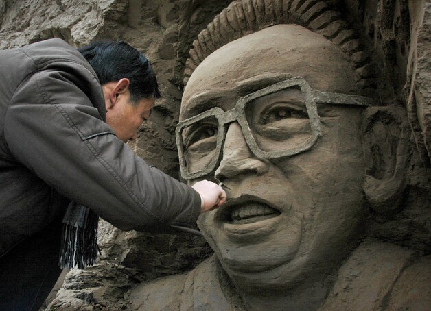 Dictator Kim Jong-il inspireerde deze kunstenaar tot een zandsculptuur.