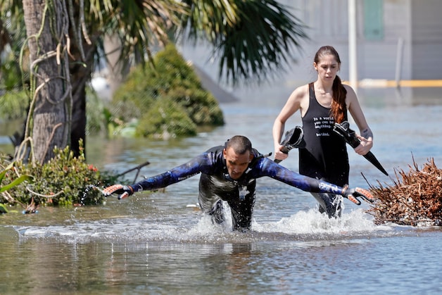 Overstromingswater in Iona, Lee County, Florida.