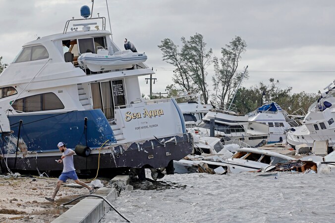Schade aan gestrande boten in Fort Meyers, Florida.