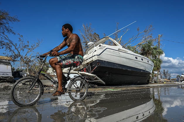 Boten aan land op San Carlos Island, Florida na doortocht van orkaan Ian.