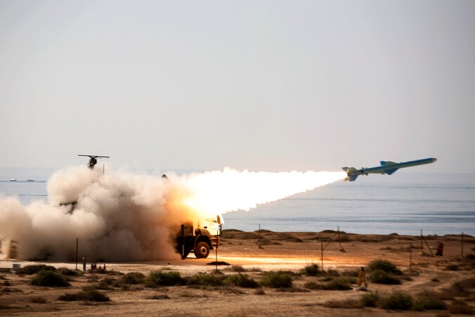Iran lanceerde begin januari een Ghaderraket tijdens legeroefeningen nabij de zeestraat van Hormuz. Ghader betekent vrij vertaald 'capabel'.